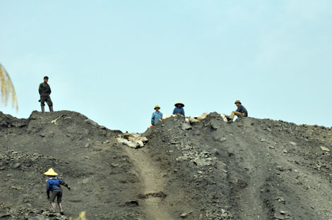 Treo số phận trên những bãi thải than