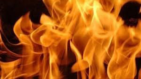 Dùng xăng đốt chồng vì mâu thuẫn sinh hoạt