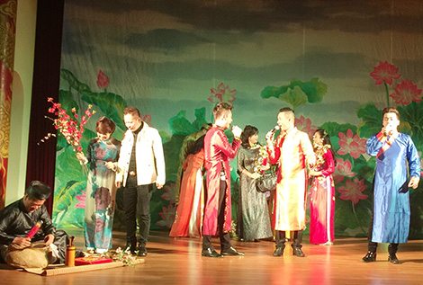 Ba đoàn nghệ thuật cùng xuất ngoại đầu năm