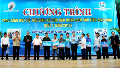 Hỗ trợ sinh kế cho 20 nạn nhân bom mìn có hoàn cảnh khó khăn