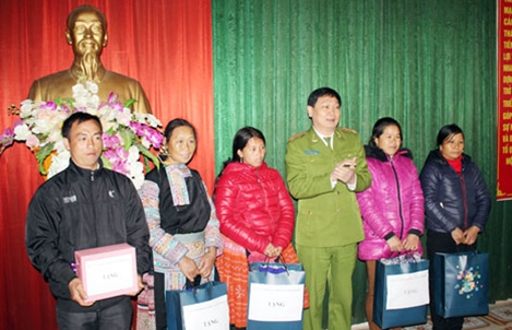 Tặng quà và phát thuốc miễn phí cho đồng bào xã Lóng Luông, Vân Hồ, tỉnh Sơn La