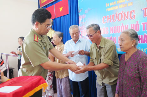 260 phần quà Tết đến đồng bào nghèo quận 2 