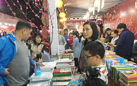 Nhiều sách giảm giá trong Phố sách xuân Bính Thân