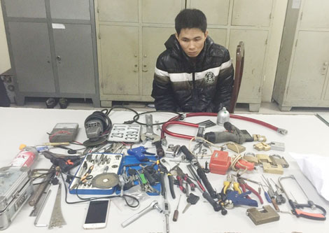 Cảnh sát công nghệ cao bắt đối tượng đột nhập cửa hàng di động trộm cắp tài sản