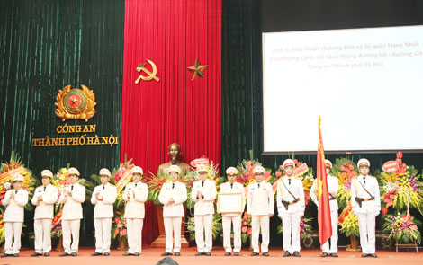 CSGT Công an TP Hà Nội đón nhận Huân chương bảo vệ Tổ quốc hạng Nhất