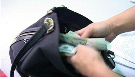 Đang "tự sướng", đôi tình nhân bị trộm đồ