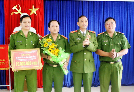 Khen thưởng vụ bắt đối tượng dùng súng bắn vào showroom ôtô