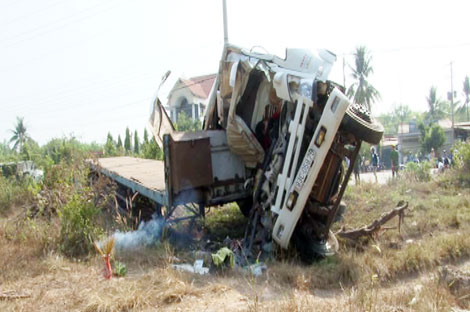 Ô tô tải mất lái, 3 người thiệt mạng