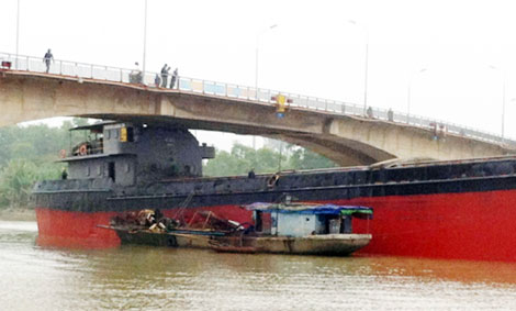 Tàu 3.000 tấn hết hạn kiểm định húc ‘trọng thương’ cầu An Thái 