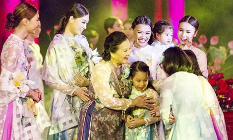 Nối dài tình yêu với áo dài