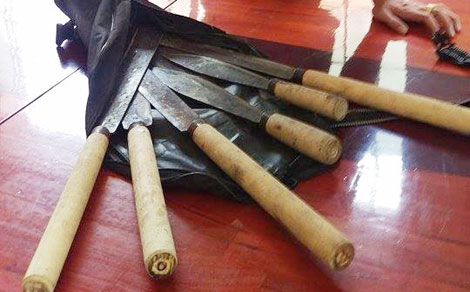 Nhóm thanh niên đi ôtô mang hàng “nóng” đi thanh toán nhau