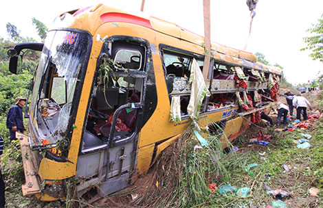 Xe khách gặp nạn khi đang di chuyển với tốc độ chậm