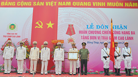 Trại giam Cao Lãnh đón nhận Huân chương Chiến công hạng Ba