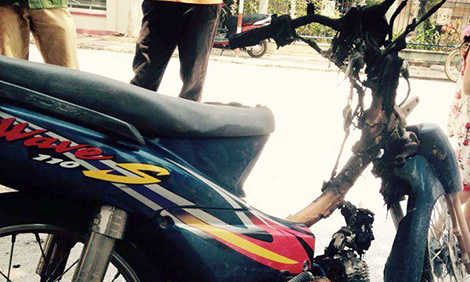 Người vi phạm đốt xe rồi bỏ chạy 