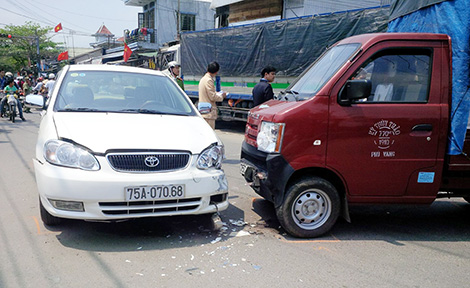 Tránh 2 ôtô đâm nhau, xe tải lạc tay lái lao vào nhà dân