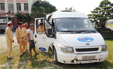 Cảnh sát giao thông bắt xe khách chở gỗ lậu quý hiếm