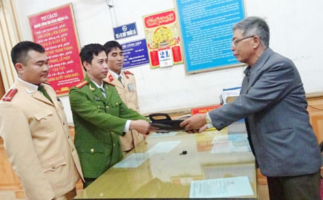 CSGT trả tài sản cho người dân đánh rơi