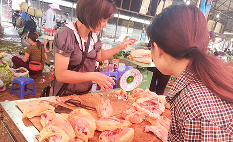 Hai Bộ đổ trách nhiệm cho nhau, người tiêu dùng ăn chất độc