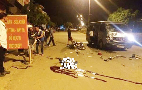 Xe 16 chỗ đối đầu với xe máy, 2 người thương vong