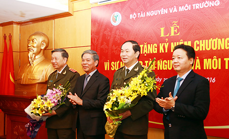 Trao tặng Kỷ niệm chương “Vì sự nghiệp tài nguyên và môi trường” cho lãnh đạo Bộ Công an