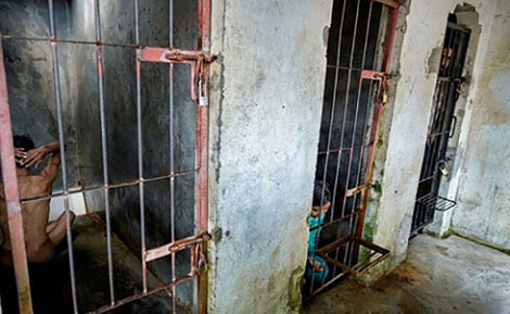 Giải cứu hàng trăm bệnh nhân tâm thần bị xiềng xích và cưỡng bức tình dục