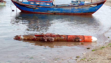 Phát hiện "vật thể lạ" dính vào lưới đánh cá