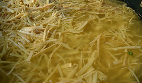 Ngâm măng bằng chất “vàng ô” độc hại để bán cho người tiêu dùng