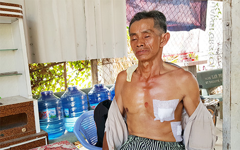 Lão tài xế giả chết để thoát lưỡi dao hai tên cướp