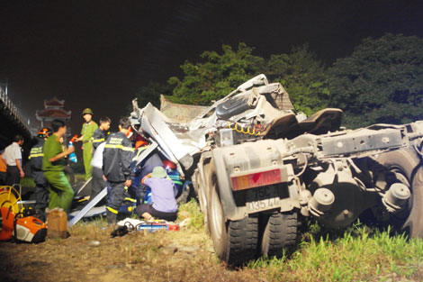 Hơn 2h vật lộn cứu tài xế mắc kẹt trong xe đầu kéo lao xuống cầu Dã Viên