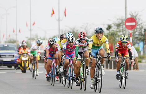 Tay đua 17 tuổi chiến thắng chặng 9