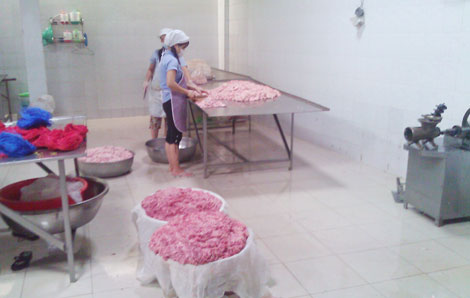 Xử phạt một hộ kinh doanh, chế biến thực phẩm “trộn” hoá chất phụ gia độc hại