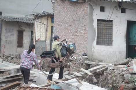 Giữa Thủ đô, người dân phải "bắc cầu" để vào nhà