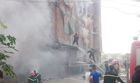 Khống chế ngọn lửa bao trùm ngôi nhà 4 tầng tại Khu đô thị Văn Khê