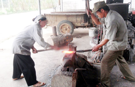 Bí ẩn làng nghề "rèn dao bằng mắt" nơi miền sơn cước