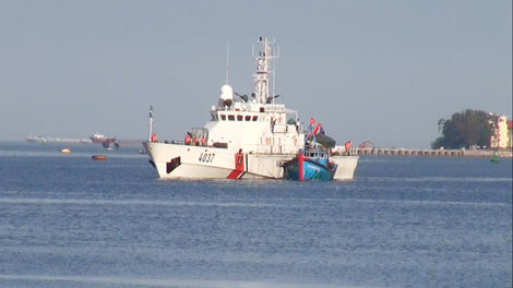 Tàu Cảnh sát biển 2 cứu nạn tàu cá QNg 94689TS