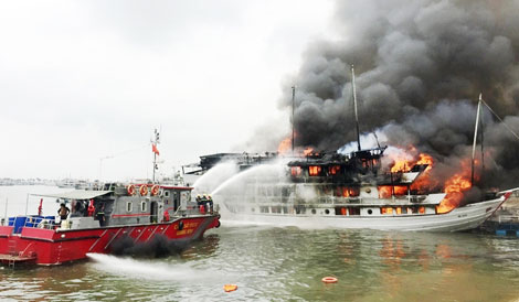 Tin mới nhất về vụ cháy tàu du lịch Quảng Ninh
