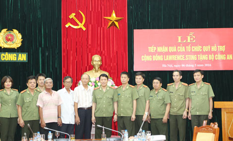 Tiếp nhận 200 xe lăn, xe lắc của tổ chức Quỹ hỗ trợ cộng đồng Lawrence Sting