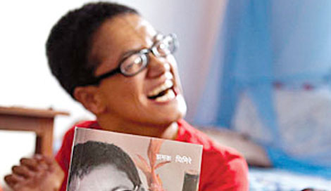 Nữ văn sĩ bị bệnh bại não giành giải thưởng văn học cao quý