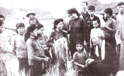 Sống gần dân, thương dân và vì dân