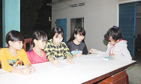 Những em nhỏ mồ côi ở làng biển Bình Minh