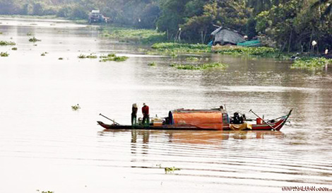 Cơ sở tái chế nhựa xả thải trực tiếp ra sông Vàm Cỏ Đông