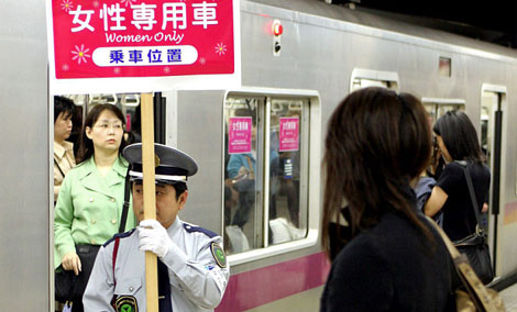 Vấn nạn vợ bạo hành chồng tăng hơn 9 lần