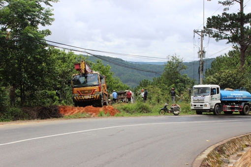 Xe trộn bê tông lật nhào trên đèo Mimosa 