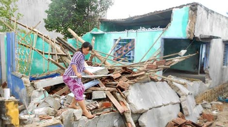 Xóm chài xơ xác sau bão số 4