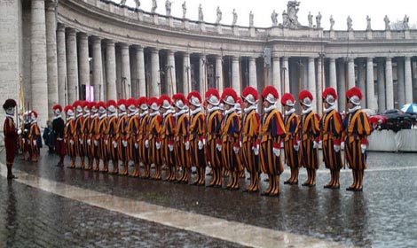 Đồng phục của Đội Vệ binh Thụy Sĩ tròn 100 tuổi
