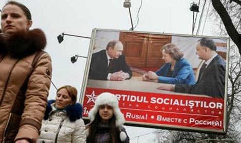 Giằng xé Đông – Tây
