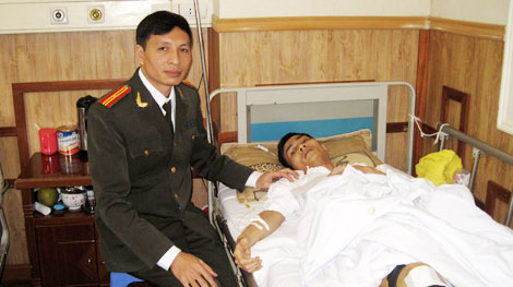 Trao 3 triệu đồng hỗ trợ cán bộ Cảnh sát cơ động Hà Nội bị thương khi làm nhiệm vụ