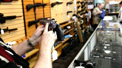 Mua súng ở Mỹ: Dễ như… mua kẹo, oan gia có ngày!