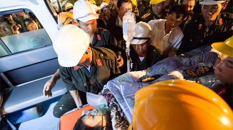 Phút giây vỡ òa của thân nhân 12 người bị nạn