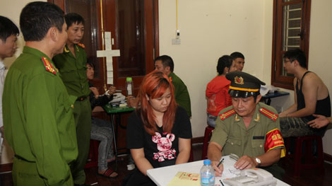 Các đối tượng khai nhận lừa đảo hàng trăm người